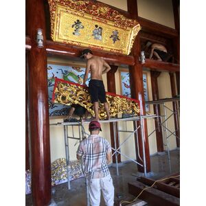 Cửa võng  sơn son thiếp vàng cho nhà thờ họ.