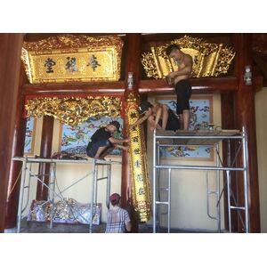 Cửa võng  sơn son thiếp vàng cho nhà thờ họ.