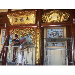 Cửa võng  sơn son thiếp vàng cho nhà thờ họ.