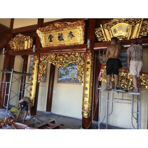 Cửa võng  sơn son thiếp vàng cho nhà thờ họ.