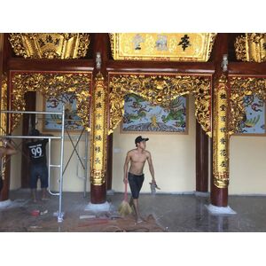 Cửa võng  sơn son thiếp vàng cho nhà thờ họ.