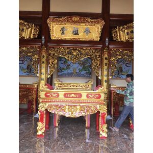 Cửa võng  sơn son thiếp vàng cho nhà thờ họ.