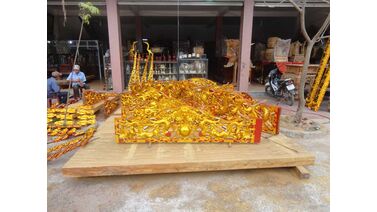 Bí Mật Phong Thủy Phía Sau Bức Cửa Võng Sơn Son Thếp Vàng