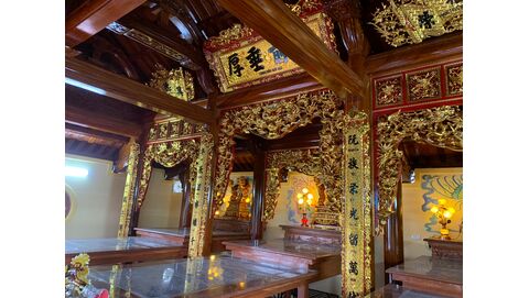 So sánh trọng lượng và độ chắc: Đồ thờ gỗ hương đá và gỗ dổi
