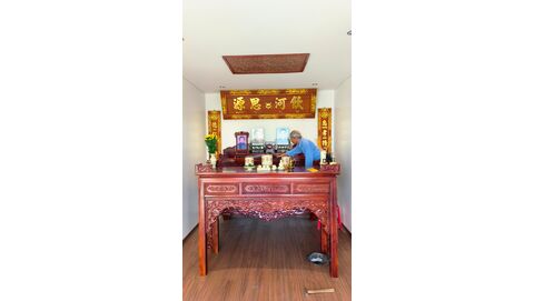 Nên Chọn Gỗ Gì Để Làm Ban Thờ Gia Tiên Bền Đẹp Theo Thời Gian