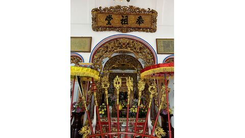 Bát biểu, chấp kích đặt ở vị trí nào trong gian thờ cho đúng chuẩn?