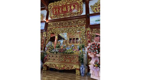  So sánh kiến trúc đồ thờ gỗ 3 miền Bắc - Trung - Nam: Từ dáng cửa võng, ban thờ đến cuốn thư câu đối