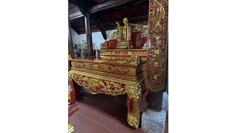 Giá trị truyền đời bền bỉ của bộ ban thờ gỗ Lim và cửa võng chạm lộng