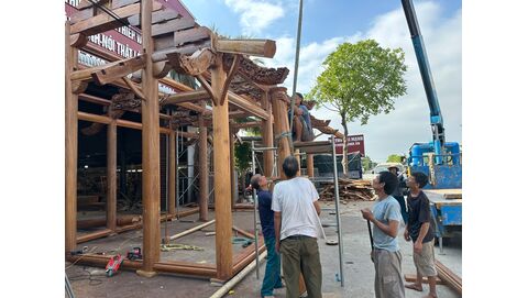 Từ xưởng đục nhỏ đến những công trình nhà thờ họ gỗ nguyên khối